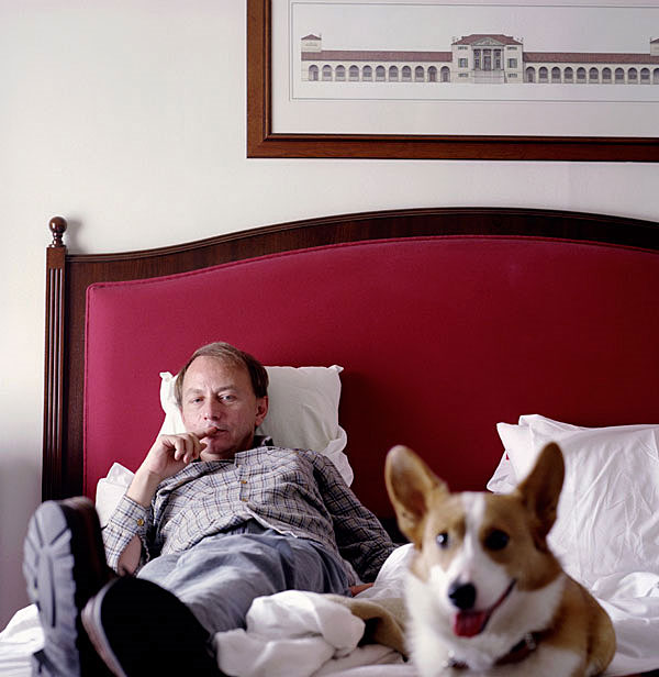 Michel Houellebecq et son chien à Dublin, en 2002 