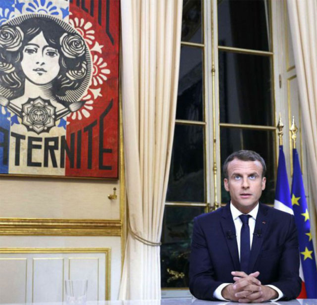 Le tableau « Libert, galit, Fraternit » d'Obey vu pendant l'interview d'Emmanuel Macron  l'lyse, le 16 octobre 2017. (PHILIPPE WOJAZER-POOL/SIPA)