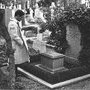 Pasolini devant la tombe de Gramsci à Rome (1961)
